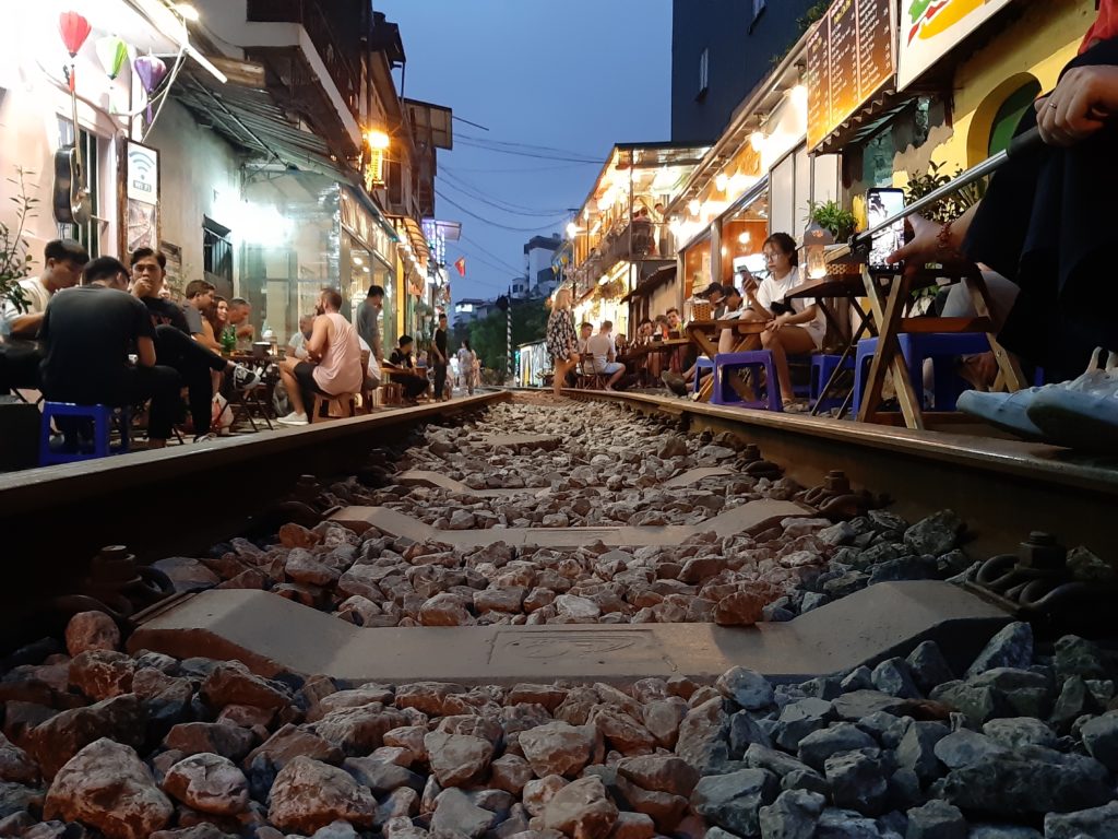 Treno che passa tra le case