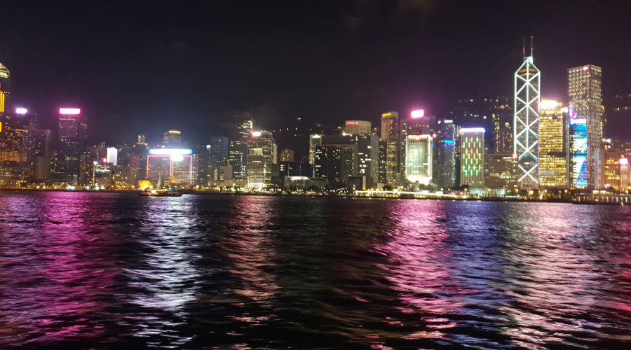 Hong Kong illuminata di sera