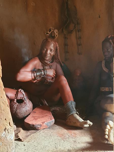 Villaggio Himba donna durante il rituale di bellezza